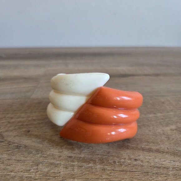 Vintage plastic beige and caramel brown bangle/bracelet. Size Small. - Picture 4 of 6